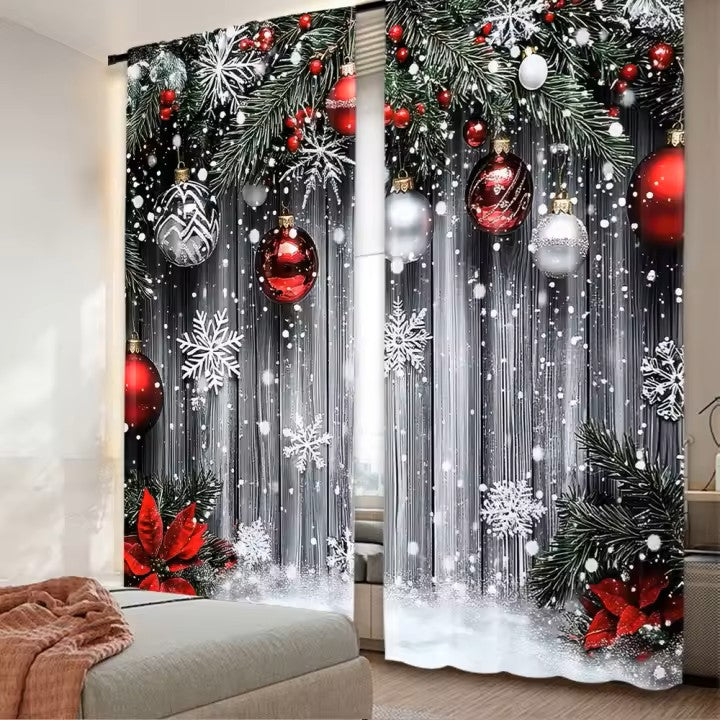 Julgardiner med julmotiv i rött och silver med granris, snöflingor och julkulor. Perfekt juldekoration för sovrum eller vardagsrum.