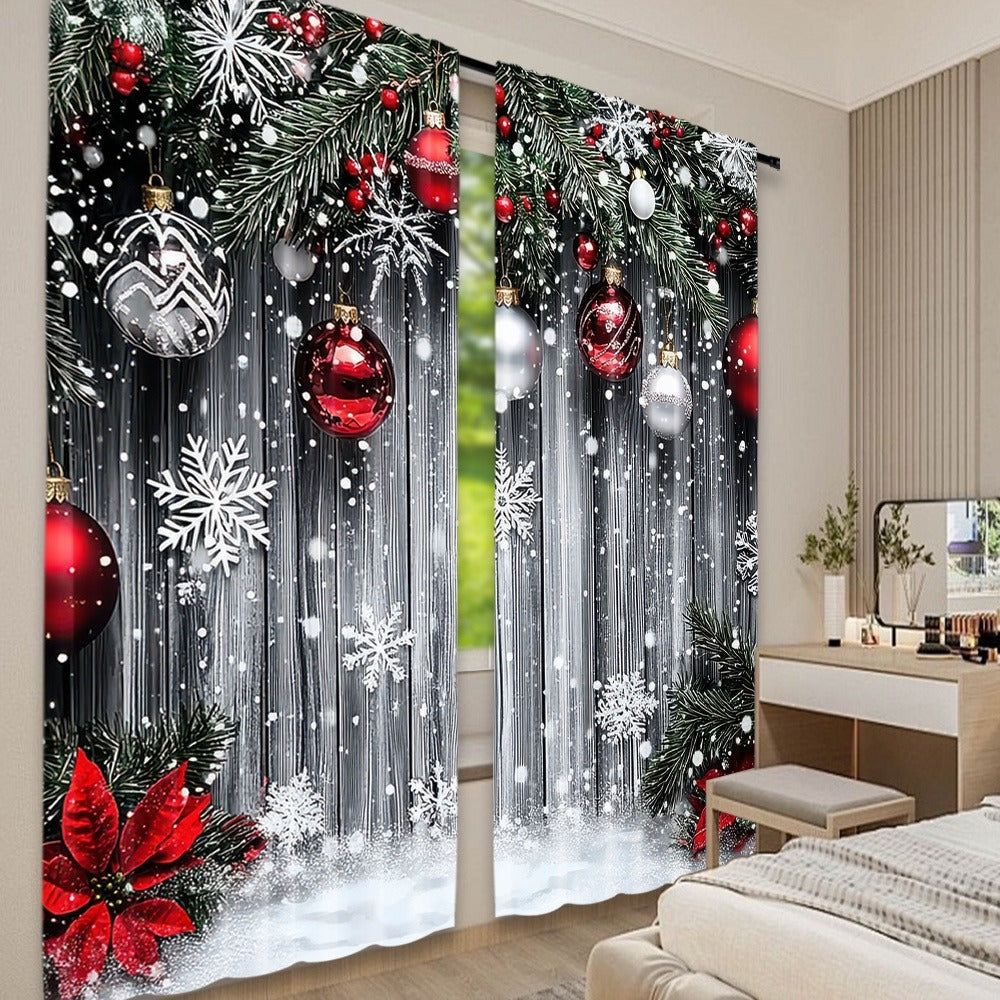 Eleganta julgardiner med röda och silverfärgade julkulor, snöflingor och granris. Idealisk julinredning för fönster i hemmets alla rum.