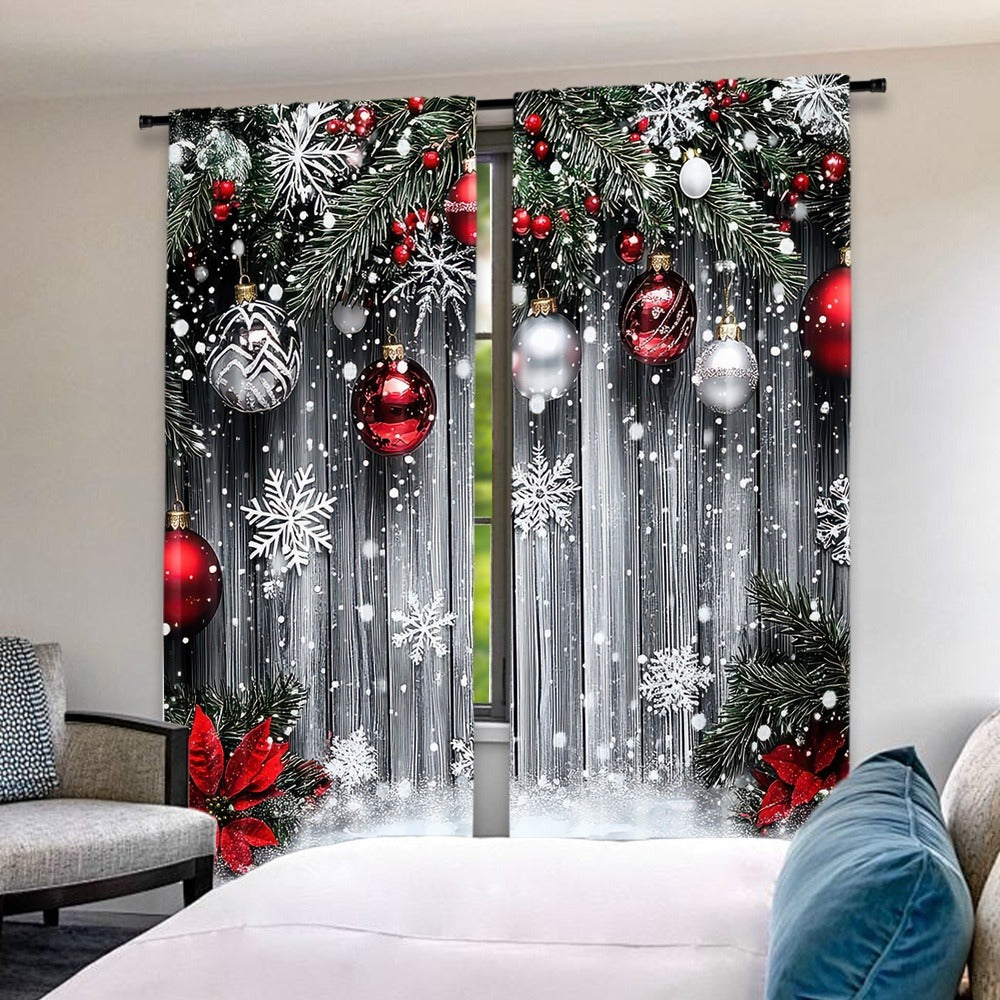 Festliga julgardiner med julmotiv i rött och silver, dekorerade med snöflingor och julkulor. Skapar en mysig julstämning i sovrummet.