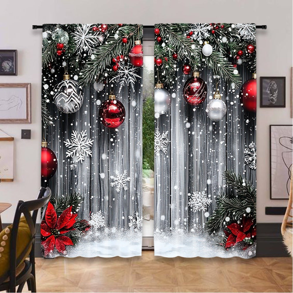 Julgardiner med granris, röda blommor och silverkulor som juldekoration. Passar perfekt i vardagsrum för en vinterinspirerad känsla.