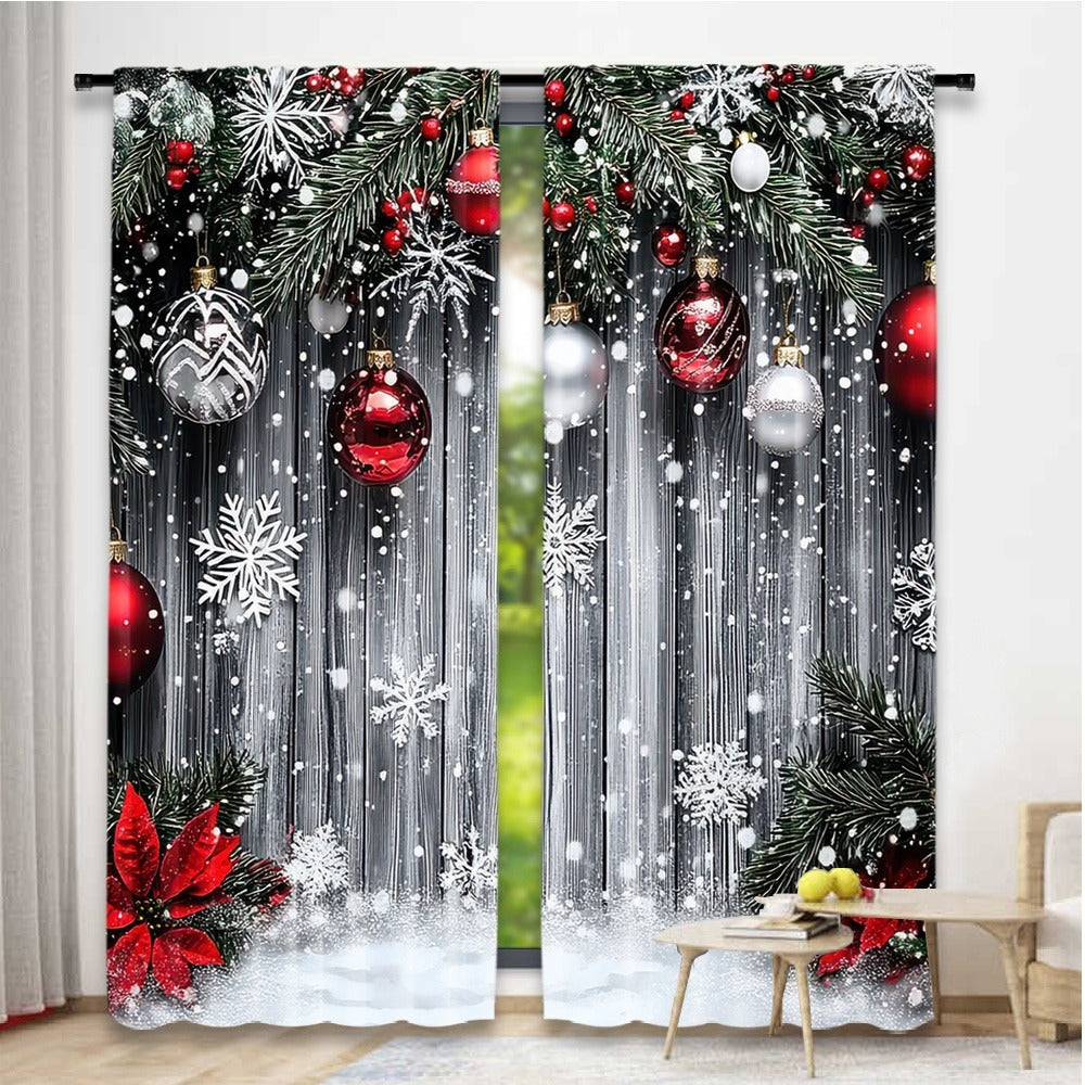 Säsongsbetonade julgardiner med snöflingor, julkulor och granris i rött och silver. Perfekt julpynt för fönster i hemmet under högtiden.