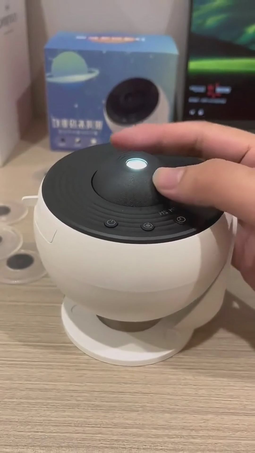 12-i-1 planetariumprojektor för barnrum med knappkontroller och utbytbara skivor. Perfekt astronomileksak för att projicera galaxer och planeter.