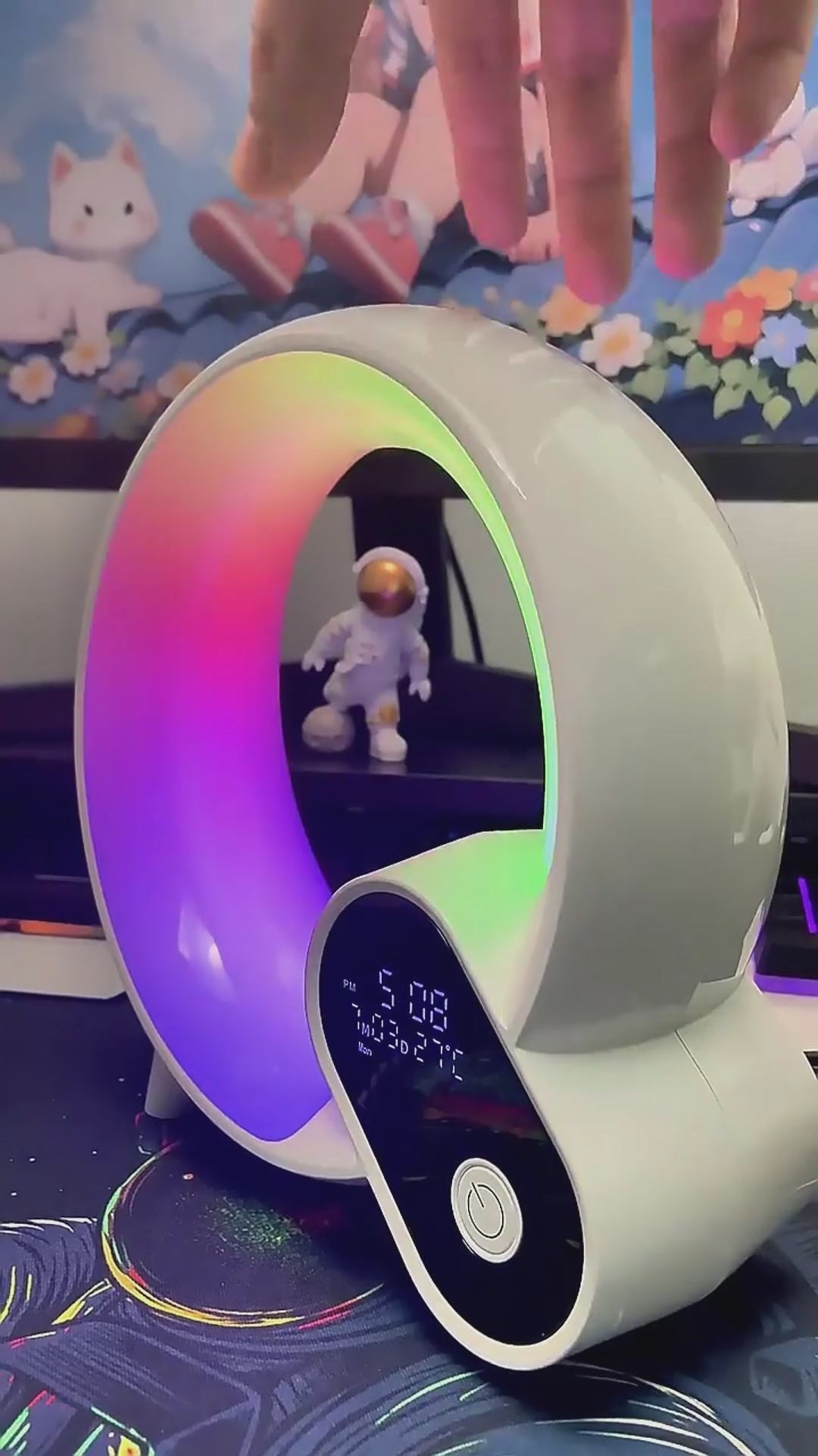 Designlampa Size Q i vit finish med regnbågsfärgat LED-ljus och digital display. Appstyrd lampa för gaming- och skrivbordsmiljöer.